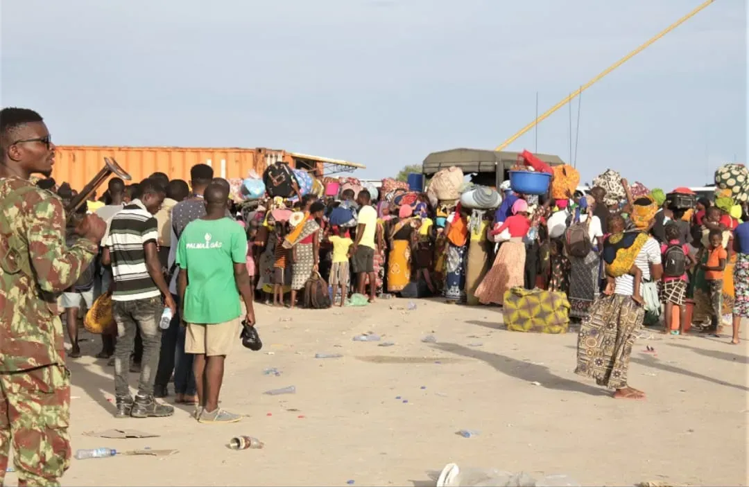 Un grupo de mujeres y niños custodiados por fuerzas de seguridad en Mucimboa da Praia, en la provincia de Cabo Delgado, Mozambique, a principios de septiembre de 2023?w=200&h=150