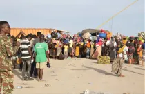 Un grupo de mujeres y niños custodiados por fuerzas de seguridad en Mucimboa da Praia, en la provincia de Cabo Delgado, Mozambique, a principios de septiembre de 2023