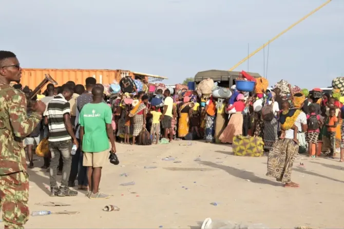Mujeres y niños custodiados por fuerzas de seguridad en Mozambique