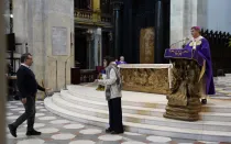 Una activista climática irrumpe en Misa en la Catedral de Turín, donde se custodia la Sábana Santa.