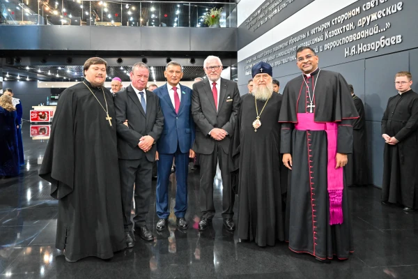 Organizadores de la exposición internacional ‘La Sábana Santa’ junto a representantes de la Iglesia Católica y la Iglesia Ortodoxa Rusa en Kazajistán. Crédito: Catholic Information Service of Central Asia - ACN