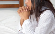 Imagen referencial de una mujer rezando.