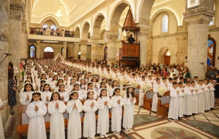 Más de 450 niños y niñas recibieron su Primera Comunión durante las liturgias celebradas en el último mes en varias iglesias de la ciudad de Qaraqosh (Irak). Crédito: Archieparquía Siria Católica de Mosul (Irak).