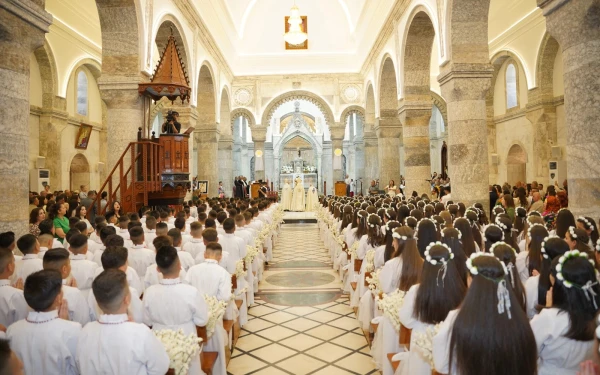 Más de 450 niños han recibido su Primera Comunión en la ciudad de Qaraqosh (Baghdeda), Irak, en el último mes. En una Misa reciente, el arzobispo Benedictus Hanno destacó el papel vital de las familias católicas en el cultivo de la fe de sus hijos: “Cuando el padre y la madre están unidos en la fe, la familia se convierte en un castillo fortificado, capaz de resistir la tentación, el mal y la desviación moral”,. Crédito: Archieparquía Siria Católica de Mosul (Irak).