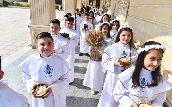 Niños procesionan hacia una iglesia en Qaraqosh (Irak) para celebrar su Primera Comunión. Más de 450 niños y niñas recibieron el sacramento durante las liturgias celebradas en el último mes en varias iglesias de la ciudad. Crédito: Archieparquía Siria Católica de Mosul (Irak).