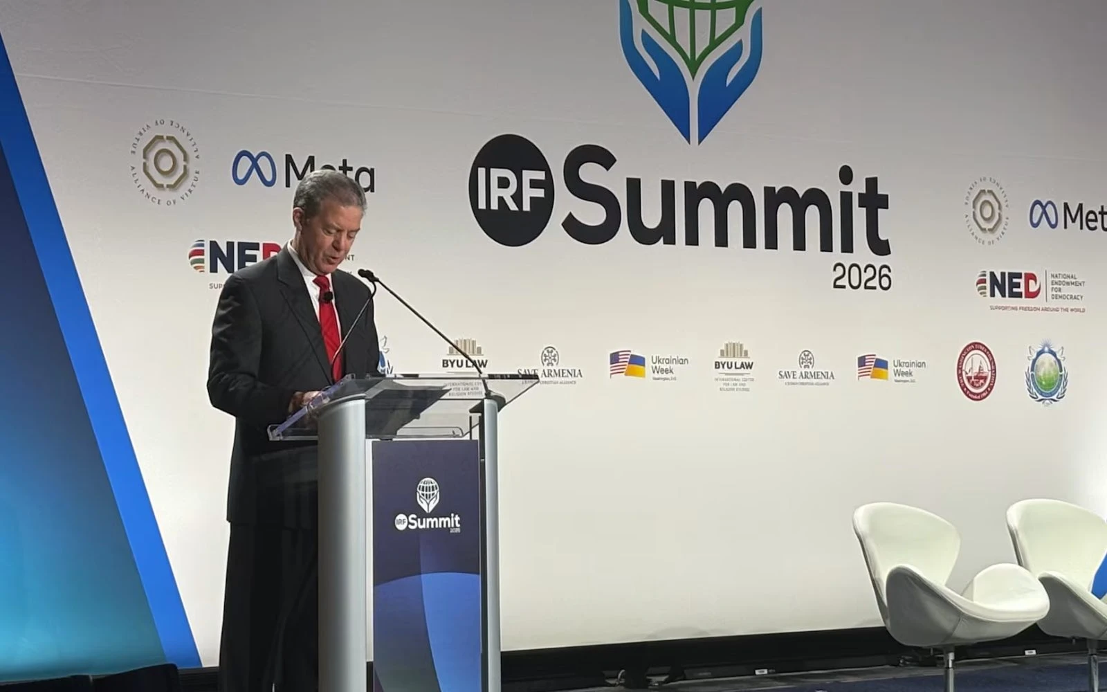 El copresidente de la Cumbre Internacional sobre Libertad Religiosa (IRF, por sus siglas en inglés) Sam Brownback se dirige a los asistentes en el evento anual el 2 de febrero de 2026, en Washington, D.C. (Estados Unidos).?w=200&h=150