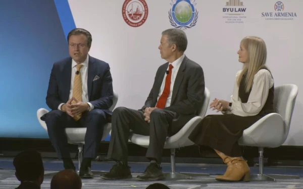 Jan Jekielek, editor sénior de The Epoch Times, con los copresidentes de la Cumbre Internacional sobre Libertad Religiosa (IRF), Sam Brownback y Katrina Lantos Swett, en la Cumbre IRF 2026 en Washington, D.C., el 2 de febrero de 2026, en Washington, D.C. (Estados Unidos). Crédito: Cortesía de IRF Summit.