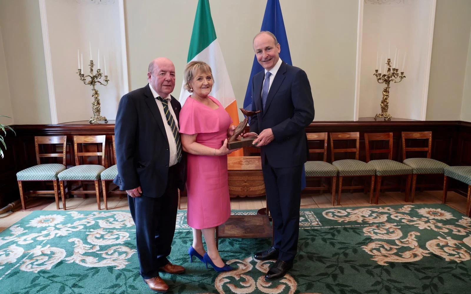 Colin y Eithne Bell con Micheál Martin, Taoiseach de Irlanda. Los Bell fundaron el Kevin Bell Repatriation Trust (KBRT) en 2013 tras el fallecimiento de su hijo.?w=200&h=150