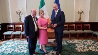Colin y Eithne Bell con Micheál Martin, Taoiseach de Irlanda. Los Bell fundaron el Kevin Bell Repatriation Trust (KBRT) en 2013 tras el fallecimiento de su hijo.