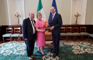 Colin y Eithne Bell con Micheál Martin, Taoiseach de Irlanda. Los Bell fundaron el Kevin Bell Repatriation Trust (KBRT) en 2013 tras el fallecimiento de su hijo. Crédito: Foto cortesía del Kevin Bell Repatriation Trust