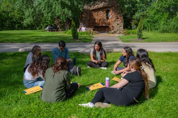 Miembros de Iskali se reúnen para compartir. Crédito: Iskali