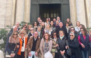 Peregrinos de la Hermandad de la Virgen del Rocío de Jaén en la iglesia de los españoles en Roma Crédito: ACI Prensa