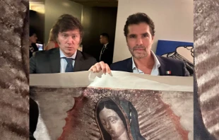Javier Milei y Eduardo Verástegui muestran la imagen de la Virgen de Guadalupe que el segundo le regaló al nuevo presidente de Argentina. Crédito: Eduardo Verástegui en X.