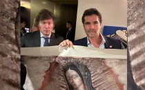 Javier Milei y Eduardo Verástegui muestran la imagen de la Virgen de Guadalupe que el segundo le regaló al nuevo presidente de Argentina.