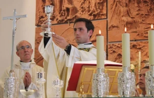 El P. Javier Pastor celebrando Misa. Cru00e9dito: Familia Pastor.  