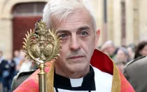 Fallece sacerdote “rockero” español tras quemarse sus ropas en la Vigilia Pascual.
