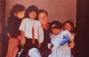 Javier Sartorius con niñas de Cuzco, Perú Crédito: Cortesía de Rosa Muguiro