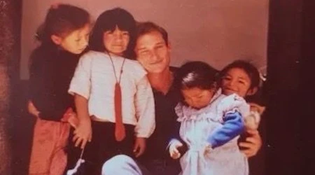 Javier Sartorius con niñas de Cuzco, Perú