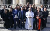 La comisión de la Junta de Beneficencia de Guayaquil en su encuentro con el Papa León XIV, el 26 de noviembre de 2025.