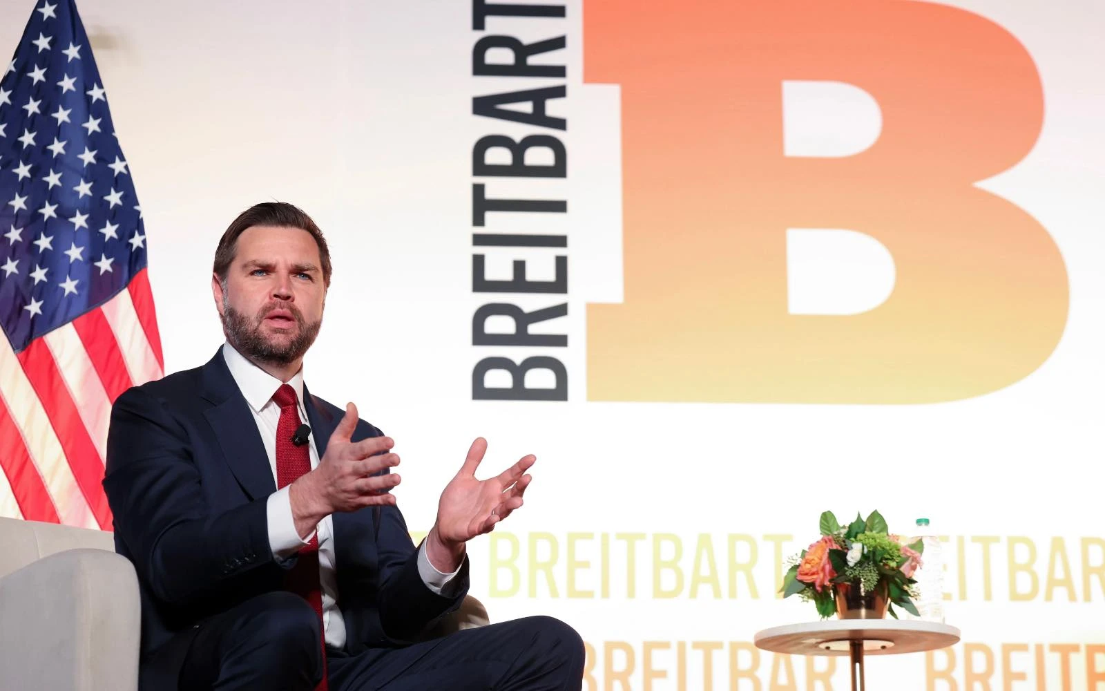 El vicepresidente de Estados Unidos, JD Vance, participa en una conversación junto a la chimenea con el jefe de la oficina de Washington de Breitbart, Matt Boyle, en el Auditorio Andrew W. Mellon el 20 de noviembre de 2025, en Washington D. C.?w=200&h=150