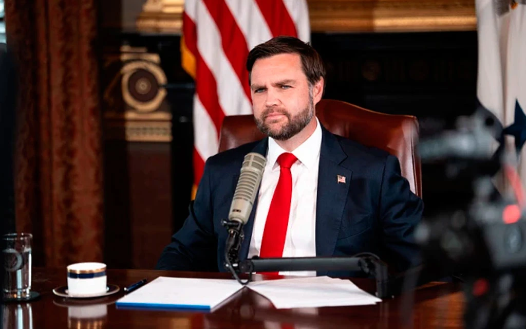 El vicepresidente J. D. Vance presenta un episodio de podcast de "The Charlie Kirk Show" el 15 de septiembre de 2025 en Washington, D. C., tras el asesinato del activista conservador.?w=200&h=150