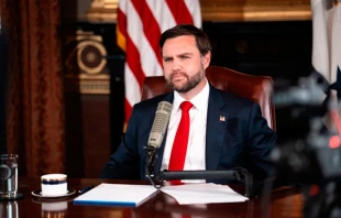 El vicepresidente J. D. Vance presenta un episodio de podcast de "The Charlie Kirk Show" el 15 de septiembre de 2025 en Washington, D. C., tras el asesinato del activista conservador. Crédito: Doug Mills-Pool/Getty Images