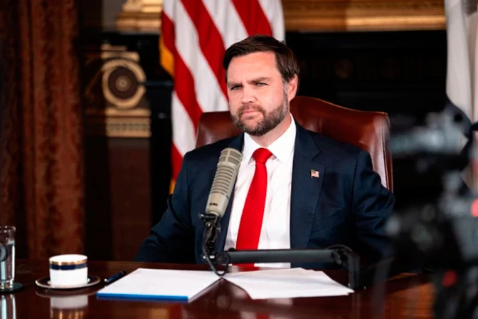 El vicepresidente J. D. Vance presenta un episodio de podcast de "The Charlie Kirk Show" el 15 de septiembre de 2025 en Washington, D. C.