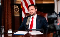 El vicepresidente J. D. Vance presenta un episodio de podcast de "The Charlie Kirk Show" el 15 de septiembre de 2025 en Washington, D. C., tras el asesinato del activista conservador.
