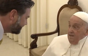 El vicepresidente estadounidense, JD Vance, se reunió con el Papa Francisco el Domingo de Pascua, 20 de abril de 2025, en el Vaticano. Crédito: Vatican Media/Captura de pantalla.