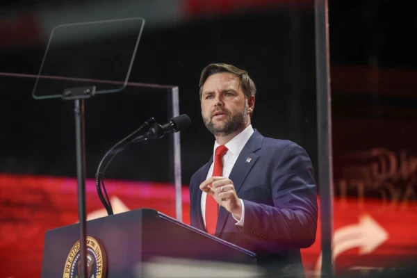 El vicepresidente de Estados Unidos, J. D. Vance, habla durante el servicio conmemorativo del activista conservador asesinado Charlie Kirk en Glendale, Arizona, el 21 de septiembre de 2025. Crédito: Win McNamee/Getty Images
