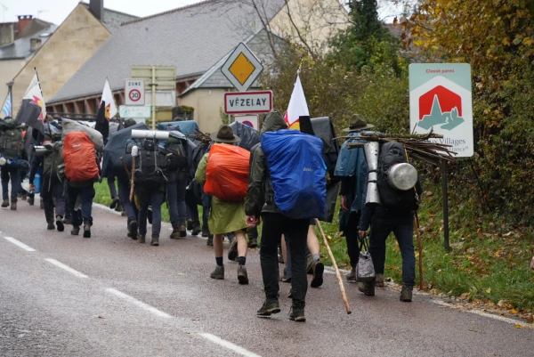 Recorrieron los caminos en un clima de silencio, oración y fraternidad. Crédito: Jean Drouet