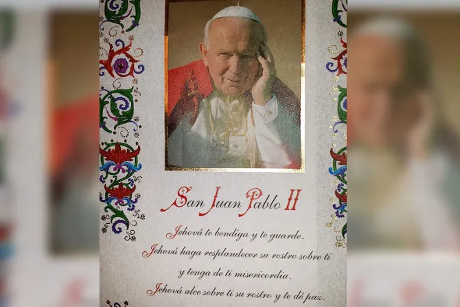 Vaticano exige retirar de librerías romanas estampas de Juan Pablo II con “bendición” de Jehová