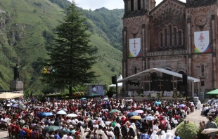Miles de jóvenes en la Misa de inauguración de la JEMJ 2025 Crédito: JEMJ