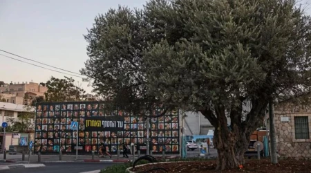 Jerusalén: valla publicitaria con los retratos de israelíes secuestrados en la Franja de Gaza