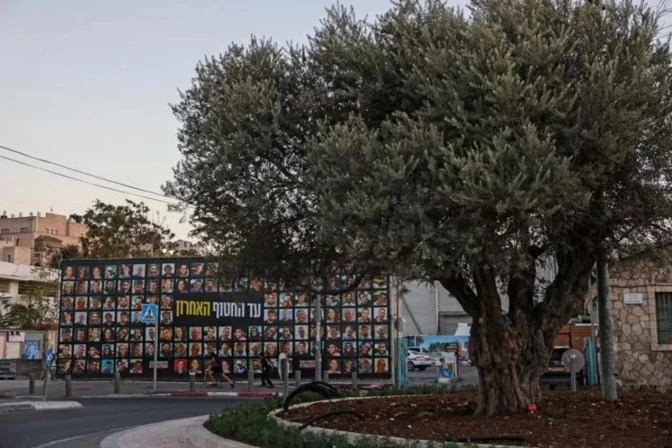 Jerusalén: valla publicitaria con los retratos de israelíes secuestrados en la Franja de Gaza