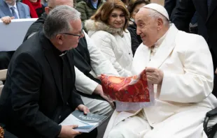 El P. Luis Gerardo Moro Madrid, SJ junto al Papa Francisco. Crédito: Vatican Media