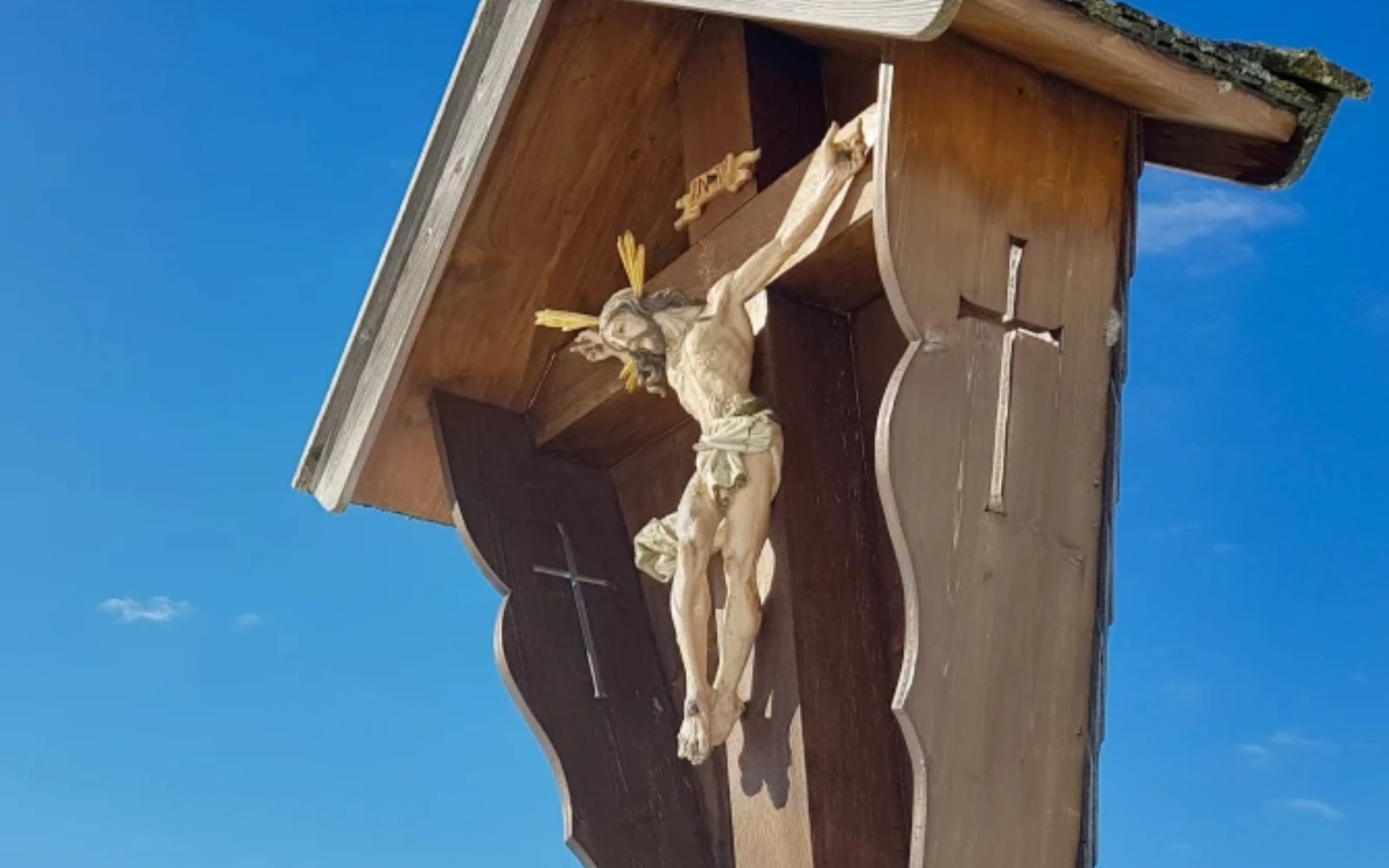 Un crucifijo de madera al borde de la carretera en Baviera.?w=200&h=150