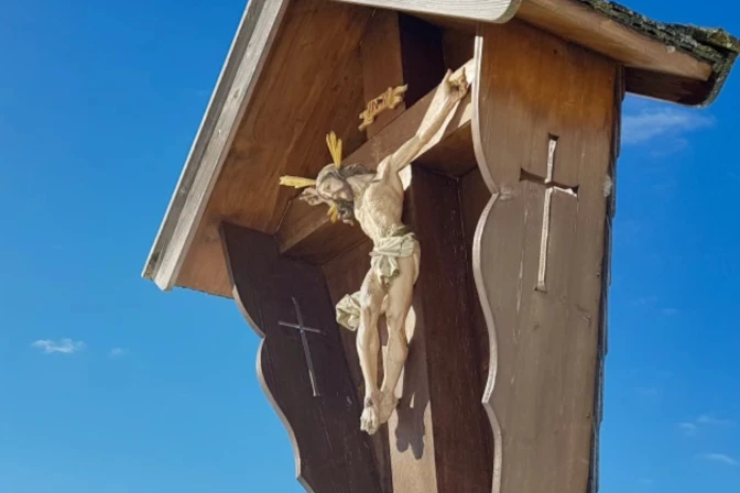 Un crucifijo de madera al borde de la carretera en Baviera