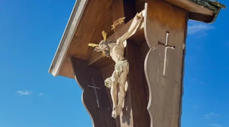 Un crucifijo de madera al borde de la carretera en Baviera