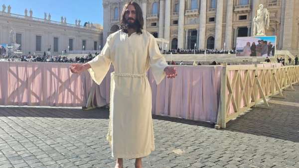 Estatuta hiperrealista “Jesús Resucitado” en la Plaza de San Pedro. Crédito: Cortesía de Walt Wizard