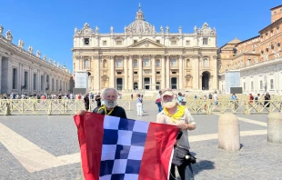 Los dos amigos llegan a la Plaza de San Pedro en Roma después de caminar más de 3 meses con la bandera de Oropesa (Toledo). Crédito: Cortesía