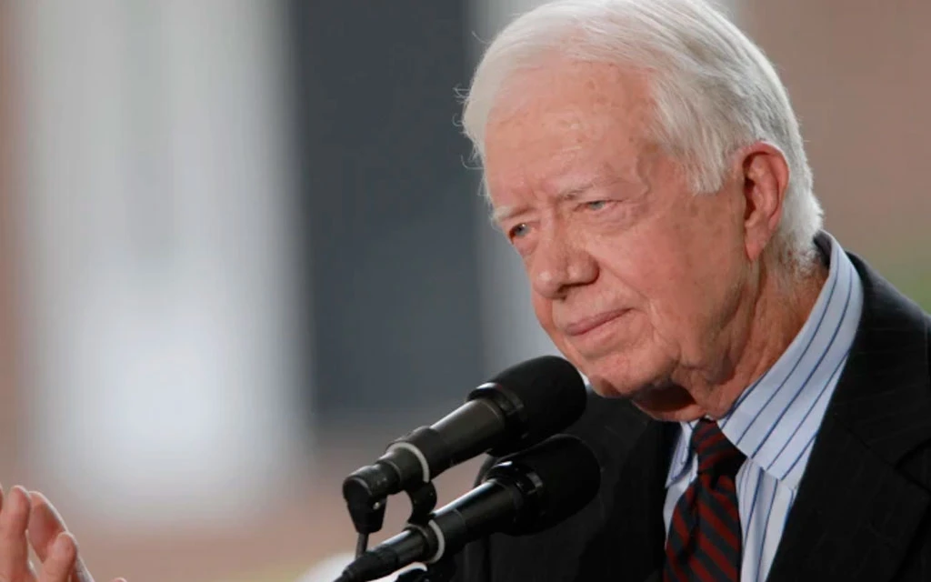 El expresidente estadounidense Jimmy Carter pronuncia un breve discurso desde el escenario durante el servicio de inauguración de la Biblioteca Billy Graham el 31 de mayo de 2007 en Charlotte, Carolina del Norte.?w=200&h=150