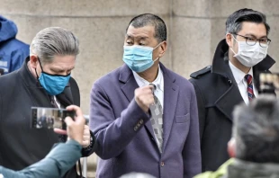 Jimmy Lai (al centro) afuera de corte en Hong Kong, el 31 de diciembre de 2020. Crédito: Pakkin Leung @Rice Post (CC BY 4.0).