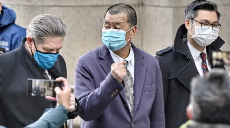 Jimmy Lai afuera de corte en Hong Kong, el 31 de diciembre de 2020.