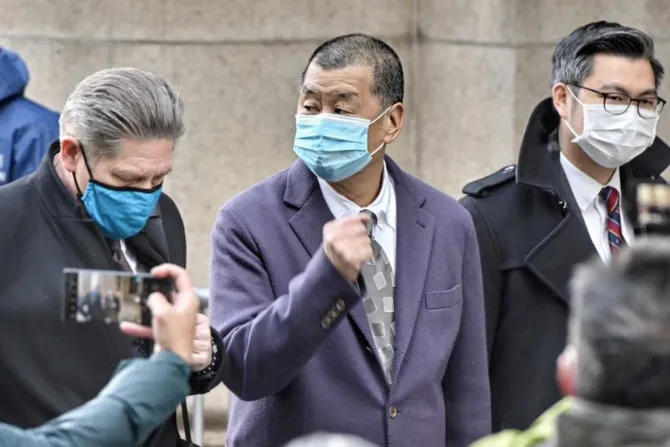 Jimmy Lai afuera de corte en Hong Kong, el 31 de diciembre de 2020.