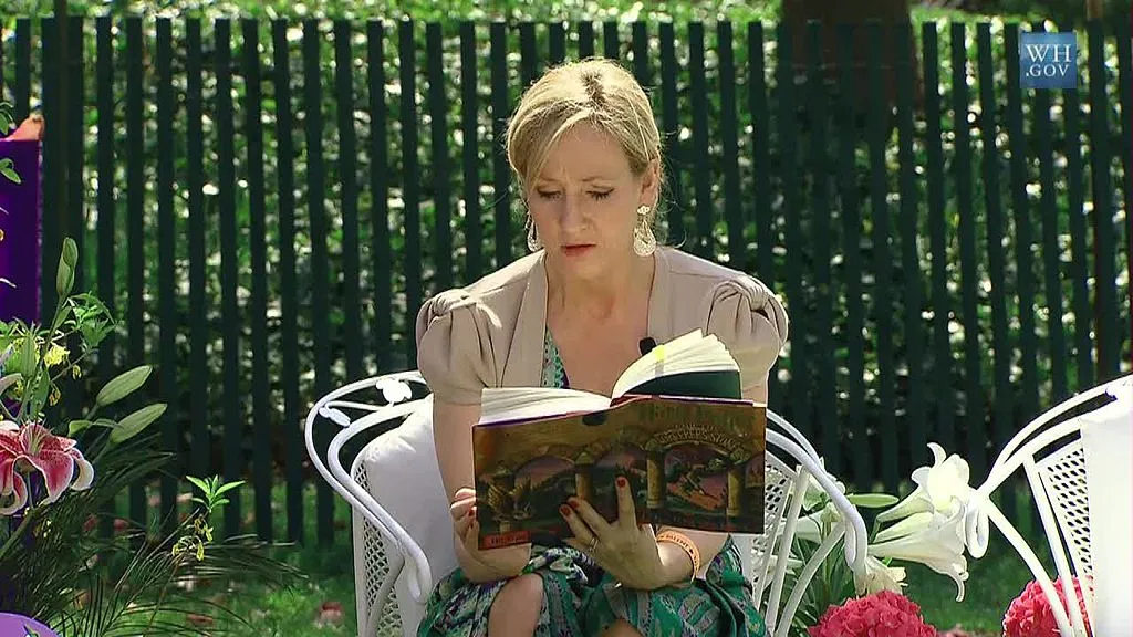 La autora J.K. Rowling lee "Harry Potter y la Piedra Filosofal" en la reunión de Pascua en la Casa Blanca, 5 de abril de 2010.?w=200&h=150