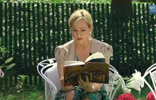 La autora J.K. Rowling lee "Harry Potter y la Piedra Filosofal" en la reunión de Pascua en la Casa Blanca, 5 de abril de 2010. Crédito: Captura de pantalla tomada del video oficial de la Casa Blanca.