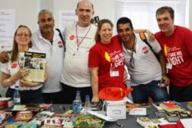 Jóvenes católicos perseguidos recibieron regalos bendecidos por JPII en JMJ