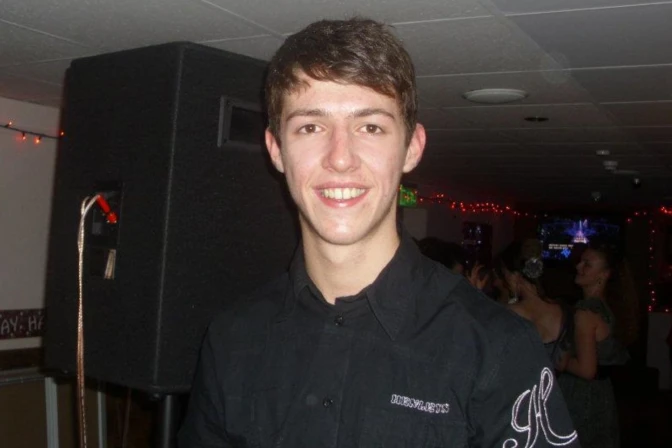 Fotografía del joven Joe Wilson, camino a los altares