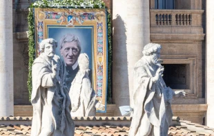 La imagen  de San John Henry Newman que fue desplegada este sábado en la fachada de la Basílica de San Pedro. Crédito: Daniel Ibáñez/EWTN News.